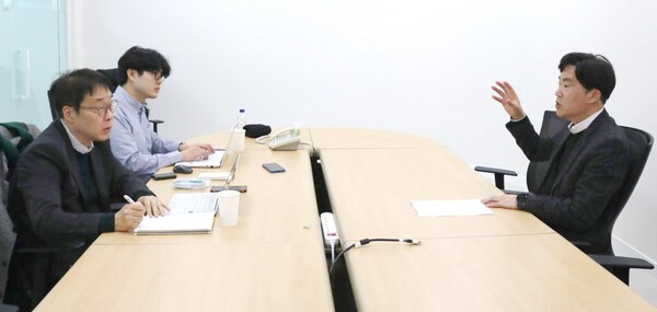 박원서 유니슨 대표(오른쪽)가 신경훈 그린포스트 편집인(왼쪽)의 질문에 답변하고 있다./신익훈 전문기자