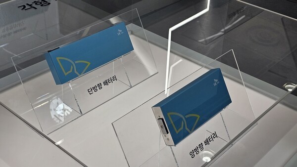 SK온이 선보인 각형 배터리. 올해는 최초로 단방향 배터리를 함께 선보였다. /사진=임호동 기자