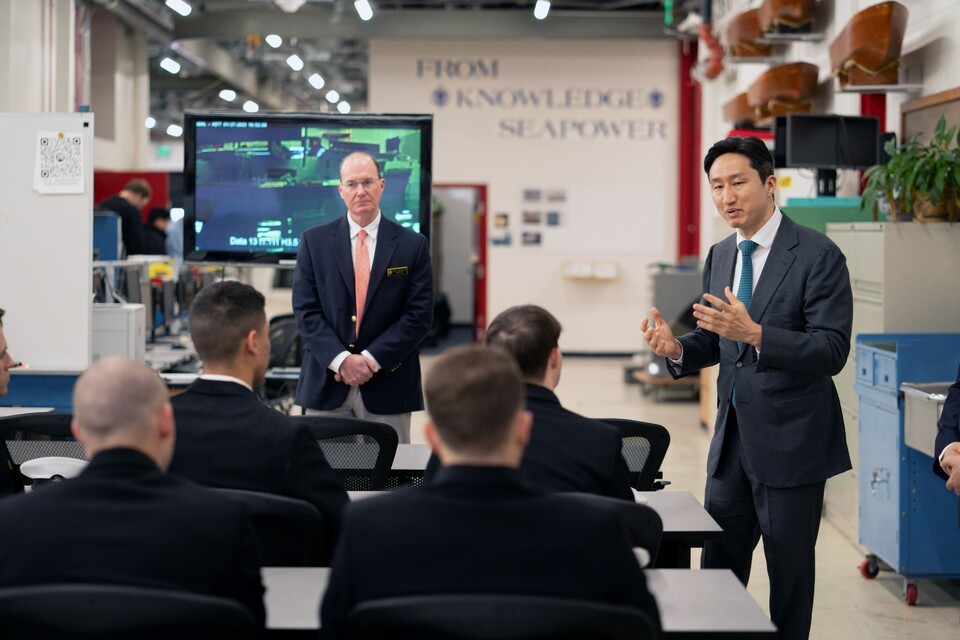 정기선 HD현대 수석부회장(왼쪽)이 미국 해군사관학교 생도들과 만남을 갖고, 미래 해양 분야의 발전 방향에 대해 의견을 교환하고 있는 모습. /HD현대 제공