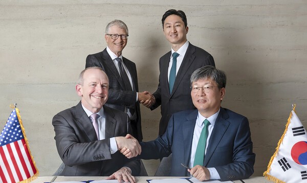 빌 게이츠 테라파워 창업자(뒷줄 왼쪽부터 시계방향으로),정기선 HD현대 수석부회장, 원광식 HD현대중공업 해양에너지사업본부장,  크리스 르베크 테라파워 최고경영자 등이 협약식에서 악수하고 있다. /HD현대 제공