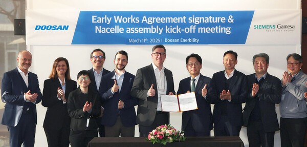 펠크 머던 지멘스가메사 박사(오른쪽 다섯번째)와 윤요한 두산에너빌리티 전무(네번째) 등이 사전업무착수협약서에 서명한 후 기념촬영을 하고있다./두산에너빌리티 제공