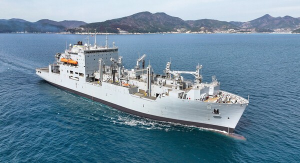 미국 해군 군수지원함인 ‘월리 쉬라’호가 함정 정비를 성공적으로 마치고 출항하고 있다./사진=한화오션