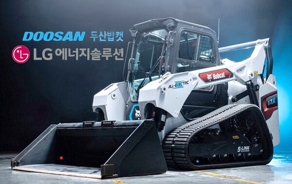 두산밥캣의 완전 전동식 건설장비 T7X. /LG에너지솔루션 제공, 그래픽=그린포스트코리아