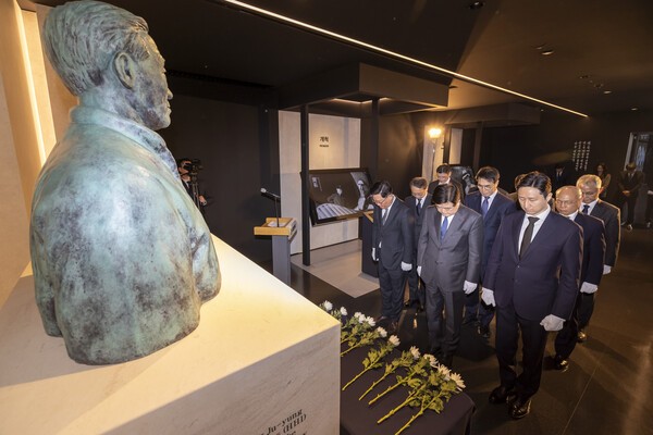 HD현대가 21일 판교에 있는 HD현대 글로벌R&D센터에서 권오갑 HD현대 회장, 정기선 HD현대 수석부회장 등 주요 경영진이 참석한 가운데 24주기 추모식을 진행했다./사진=HD현대