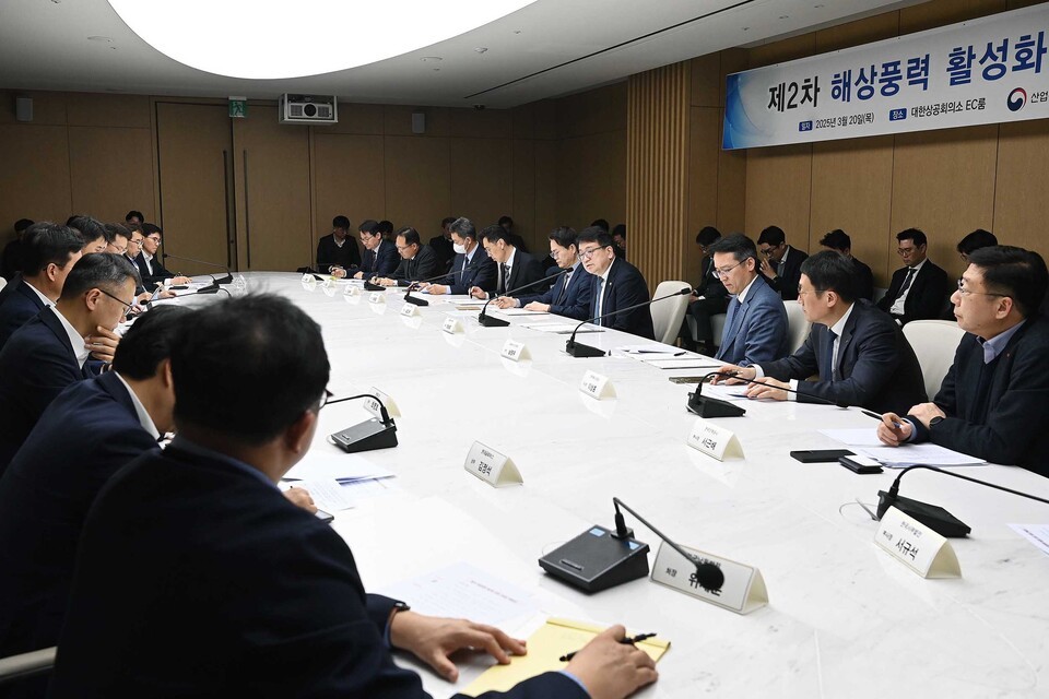 산업통상자원부는 '제2차 해상풍력 활성화 업계 간담회'를 통해 '공공주도형 해상풍력 입찰 추진방안'을 발표했다./산업통상자원부 제공