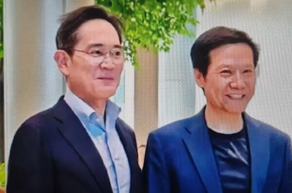 이재용 삼성전자 회장(왼쪽)이 레이 쥔 샤오미 CEO와 만나고 있다./TV화면 캡처