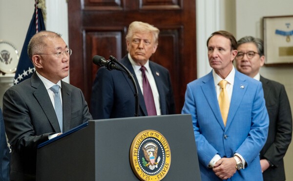 정의선 현대자동차 그룹 회장(왼쪽)이 24일(현지시간) 워싱턴 DC 백악관 루즈벨트 룸에서 도널드 트럼프 미국 대통령(왼쪽 두번째)이 지켜보는 가운데 미국 투자 계획을 발표하고 있다./백악관 페이스북 캡처