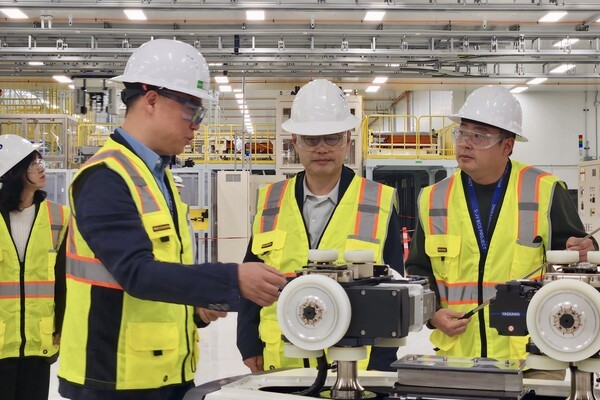 윤희성(가운데) 한국수출입은행 행장 27일(현지시간) 미국 조지아주 ‘현대차그룹-SK온 합작법인’ 공장 건설 현장을 방문했다./한국수출입은행