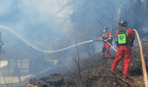 산림청 공중진화대원이 물을 뿌리며 산불로부터 제실을 방어하고 있다. /사진=산림청
