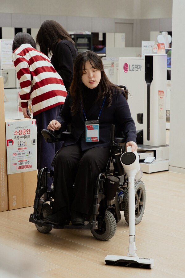 LG전자의 가전제품 접근성 개선 커뮤니티 ‘볼드 무브(Bold Move)’ 회원들이 LG전자 가전제품을 살펴보고 있는 모습. / LG전자 제공