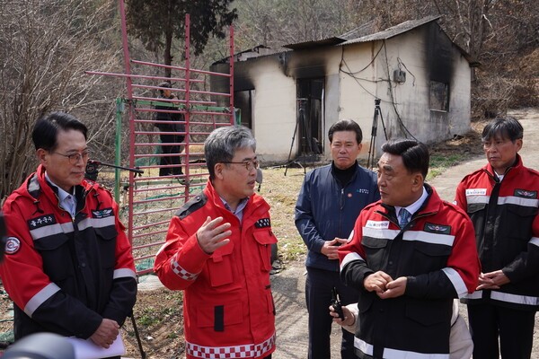 임상섭 산림청장(왼쪽 두번째)이 울주군 언양읍 산불피해 현장을 점검하고 있다. /산림청