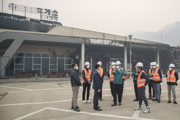 함진규 사장(가운데, 녹색 상의)이 청송휴게소를 찾아 긴급 현장 점검을 하고 있다. /한국도로공사