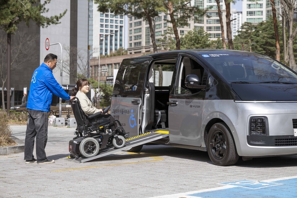 1일부터 화성특례시 동탄1신도시에서 교통약자용 특수 개조 차량 'R1'과 셔클 플랫폼을 통한 ‘셔클 교통약자 이동서비스’를 추진하는 현대자동차. 사진은 교통약자 승객이 R1 옆문으로 탑승하는 모습. /현대자동차 제공