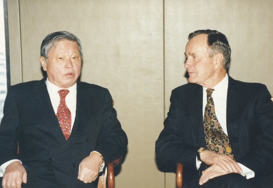 1996년 1월 서울 한남동 그랜드하얏트 호텔에서 최종현 SK 선대회장(좌)이 조지 H. W. 부시 前 미국 대통령과 만나 환담을 나누고 있는 모습. /SK 제공