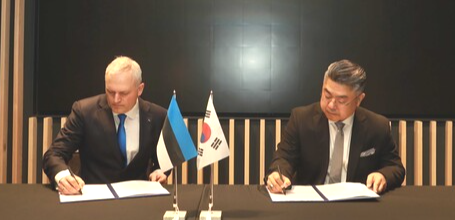 김정은 삼성물산 상무(오른쪽)와 칼레브 칼레멧 페르미 에네르기아 CEO가 에스토니아 SMR 사업 업무협약을 체결했다./삼성물산 제공