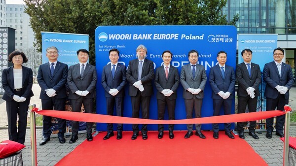 지난달 31일(현지시간) 폴란드 바르샤바에서 열린 우리은행 폴란드지점 개점식에 (왼쪽부터) 정현숙 유럽우리은행 법인장, 김유선 LG전자 폴란드법인장, 이원혁 한국항공우주산업 유럽법인장, 서준모 현대로템 유럽방산법인장, 피오트르 오스타셰프스키 전 주한 폴란드대사, 류형진 우리은행 글로벌그룹장, 임훈민 주폴란드 한국 대사, 이정훈 코트라 바르샤바무역관장, 박병철 SK IET 폴란드법인장, 이정우 유럽우리은행 폴란드지점장이 참석했다./우리은행