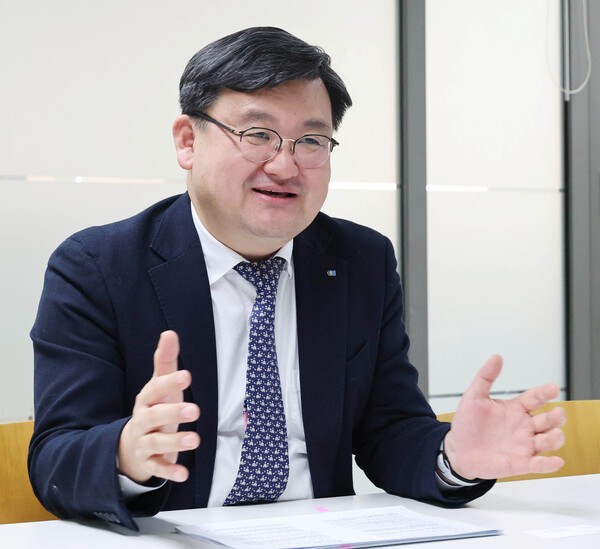 조영준 대한상의 지속가능경영원장이 2일 그린포스트와 인터뷰에서 기자의 질문에 답변하고 있다.