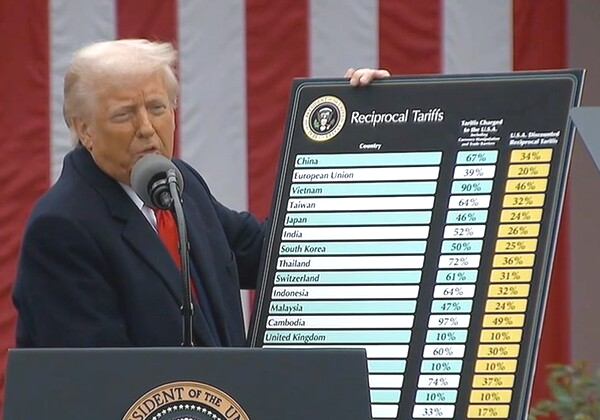 도널드 트럼프 미국 대통령은 2일(현지시간) 백악관 로즈가든에서 한국에서 생산돼 미국으로 수입되는 모든 제품에 25%의 상호관세를 부과한다고 공식 발표했다. /사진=ABC방송화면 캡처