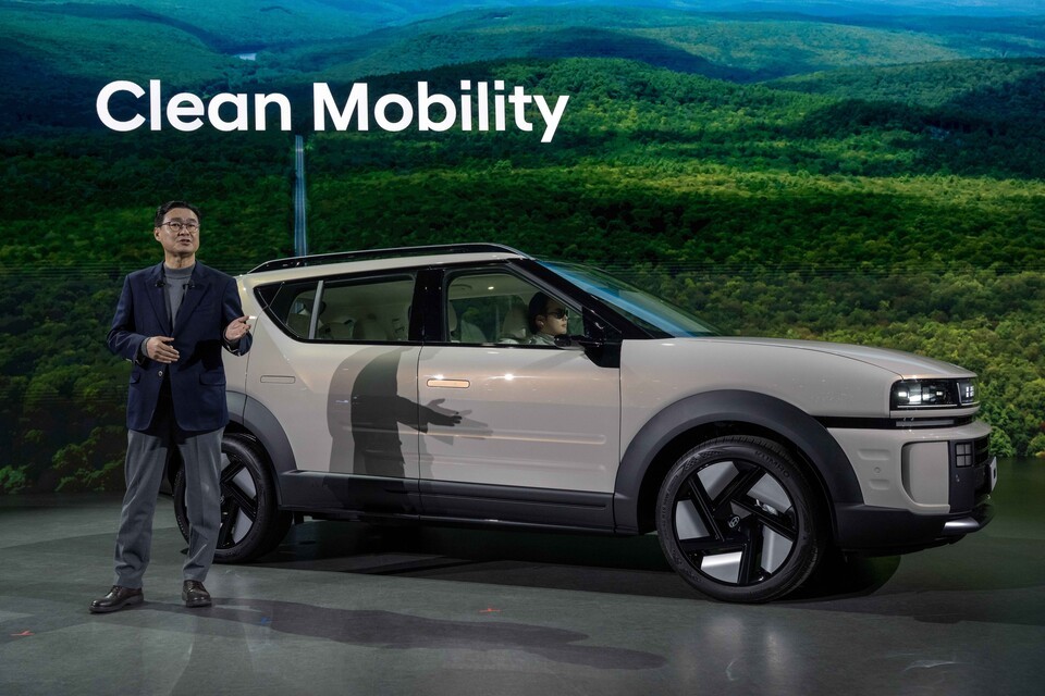 정유석 현대자동차 국내사업본부장 정유석 부사장이 계 최초로 공개한 '디 올 뉴 넥쏘'를 소개하고 있는 모습. /현대자동차 제공