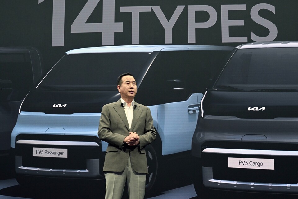 정원정 기아 국내사업본부장 정원정 부사장이 '2025 서울모빌리티쇼' 미디어데이에서 PBV 사업 비전과 'PV5'를 소개하고 있는 모습. /기아 제공
