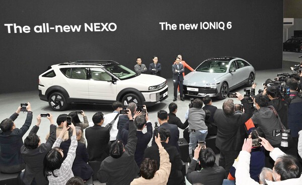 현대자동차그룹 임원들이 3일 킨텍스에서 개최된 2025 서울모빌리티쇼 미디어데이에서 신형 수소 전기차 '디 올 뉴 넥쏘'와 전용전기차 '더 뉴 아이오닉 6'를 공개하고 있다./임호동 기자