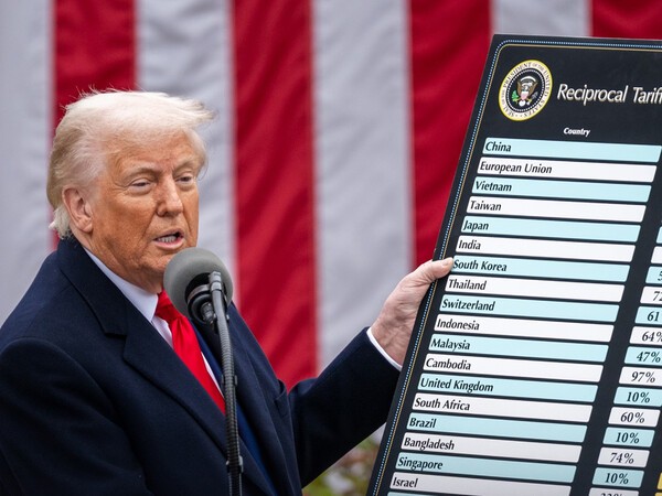 도널드 트럼프 미국 대통령이 '최악의 국가' 리스트를 들어보이고 있다. /사진=백악관 페이스북 캡처