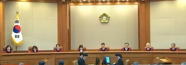 문형배 헌법재판소장 권한대행(가운데)이 판결문을 낭도하고 있다. /사진=YTN 영상캡처