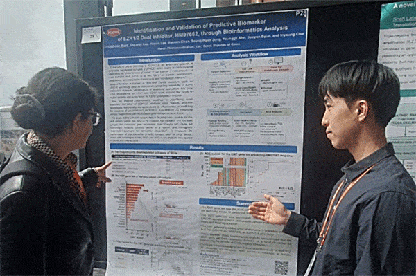 백승헌 한미약품 R&D센터 연구원(오른쪽)이 지난 4일(현지시간) 미국 보스턴에서 열린 '제24회 바이오 아이티 월드 컨퍼런스·엑스포' 참석자에게 차세대 표적항암 신약으로 개발 중인 'EZH1/2 이중 저해제' 후보물질 HM97662의 주요 연구 내용을 설명하고 있다./한미약품 제공 