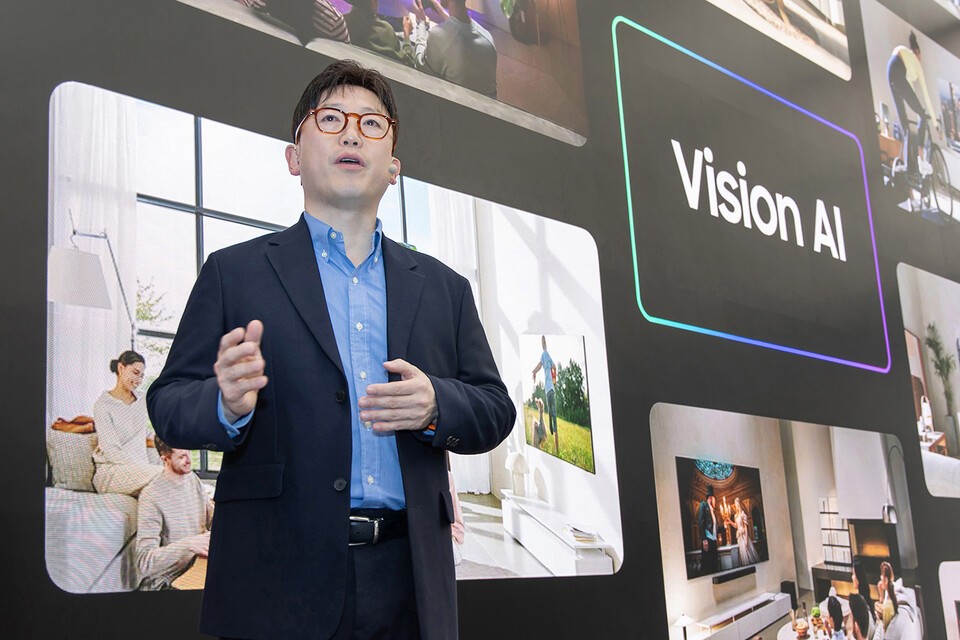 지난 7일 언박스 & 디스커버 2025 행사에서 삼성전자의 2025년 TV 전략을 소개한  용석우 삼성전자 사장. /삼성전자 제공
