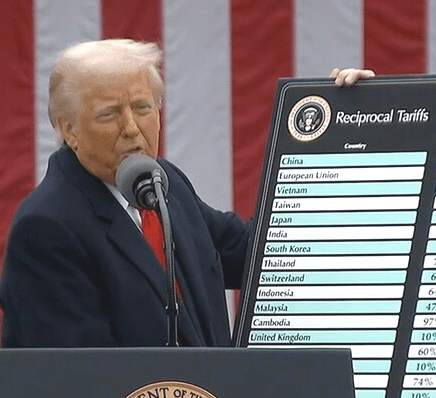 도널드 트럼프 미국 대통령은 2일(현지시간) 백악관 로즈가든에서 한국에서 생산돼 미국으로 수입되는 모든 제품에 25%의 상호관세를 부과한다고 공식 발표했다. /사진=ABC방송화면 캡처