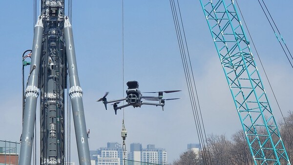 드론을 활용해 건설현장을 점검하고 있다. /사진=삼성물산