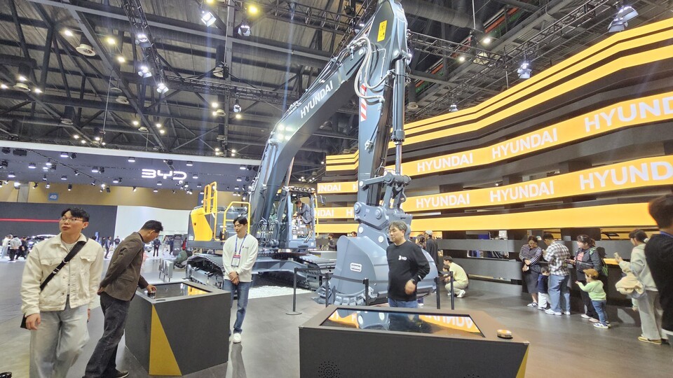 대형 건설 중장비와 함께 다양한 체험 공간으로 가족 단위 참관객들의 발길이 이어진 HD현대 전시관. /사진=임호동 기자