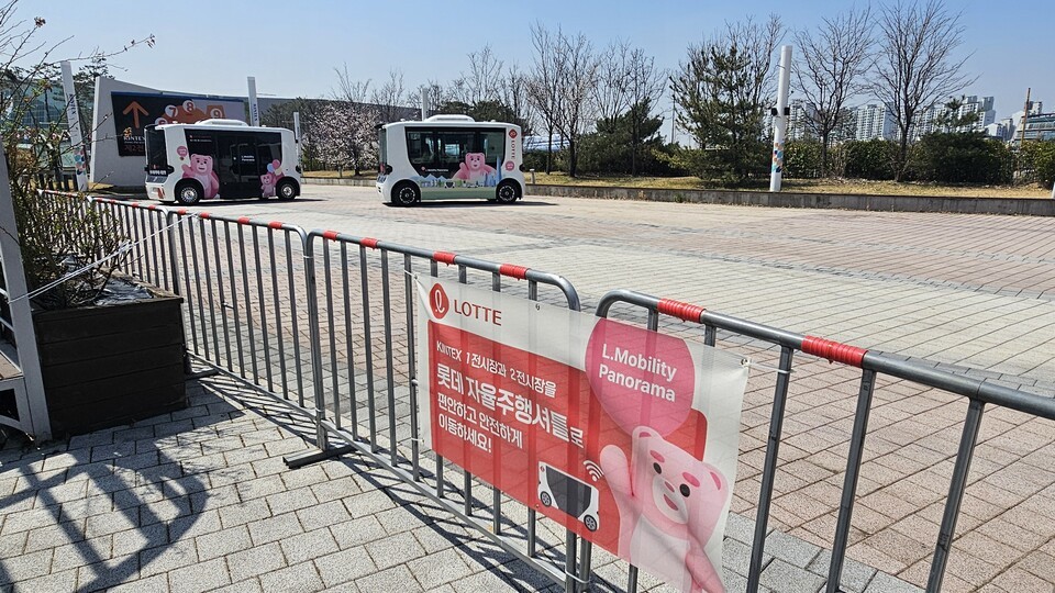 롯데가 야외전시장에서 운영한 자율주행 셔틀. /사진=임호동 기자