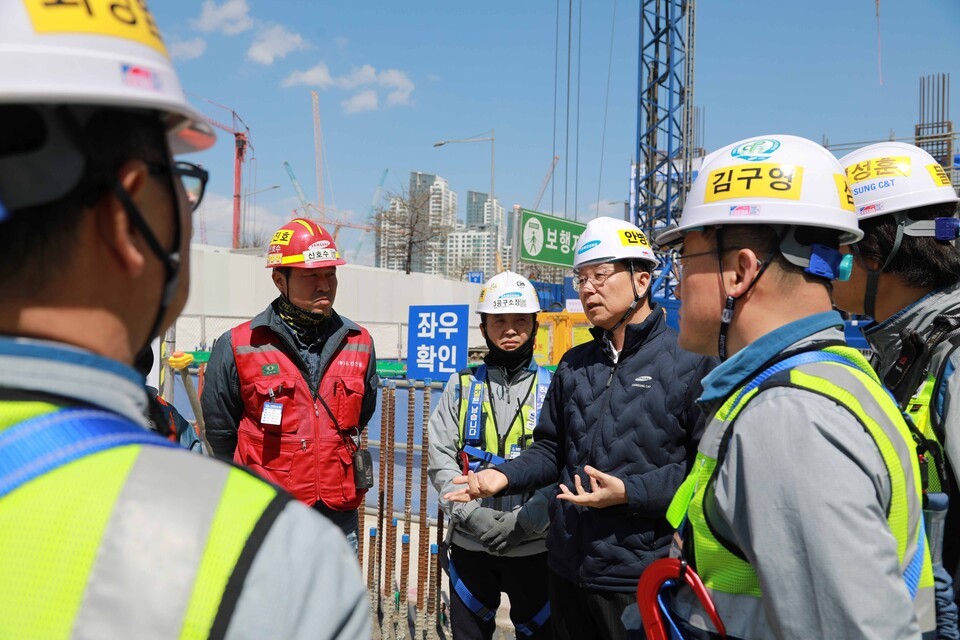 안병철 삼성물산 CSO가 현장 근로자들에게 추락위험 작업에 대한 주의사항을 전달하고 있다./삼성물산 제공