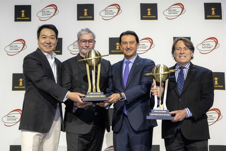 2025 월드카 어워즈에서 '세계 올해의 자동차' 수상을 기념하고 있는 (왼쪽부터)이상엽 현대제네시스글로벌디자인담당 부사장, 루크 동커볼케 현대차그룹 CDO 겸 CCO 사장, 호세 무뇨스 현대차 대표이사 사장, 스티븐 센터 기아 미국법인 COO. /현대자동차그룹 제공