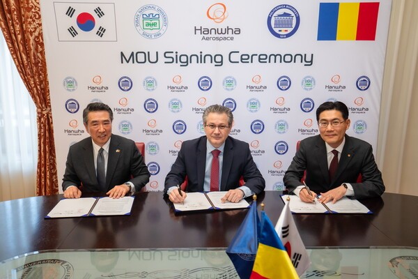 (오른쪽부터) 배진규 한화에어로스페이스 루마니아 법인장과 미흐네아 코스토유 부쿠레슈티 공과대 총장, 임갑수 주 루마니아 대사가 16일(현지 시각) 부쿠레슈티 공대에서 열린 MOU 체결식에서 서명을 하고 있다. /사진=한화에어로스페이스