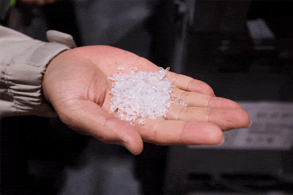 경기 시흥시 삼양에코테크 시화공장에서 생산하는 페트 플레이크./삼양그룹 제공