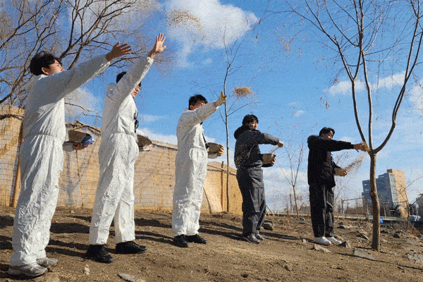 삼양그룹 임직원들(왼쪽)이 지난달 5일 서울 성동구 중랑천·청계천 합류부 일대에서 사회적협동조합 한강(한강조합) 관계자들과 천연기념물 제327호인 '원앙' 먹이 주기 활동을 벌이고 있다./삼양그룹 제공 