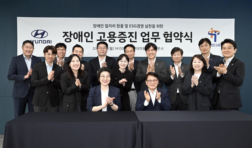 21일 현대차 양재사옥에서 열린 ‘장애인 일자리 창출 및 ESG경영 실천을 위한 장애인 고용증진 업무협약’을 체결한 김혜인 현대차 HR본부장(첫째줄 가운데 왼쪽)과 이종성 한국장애인고용공단 이사장(첫째줄 가운데 오른쪽). /현대자동차 제공