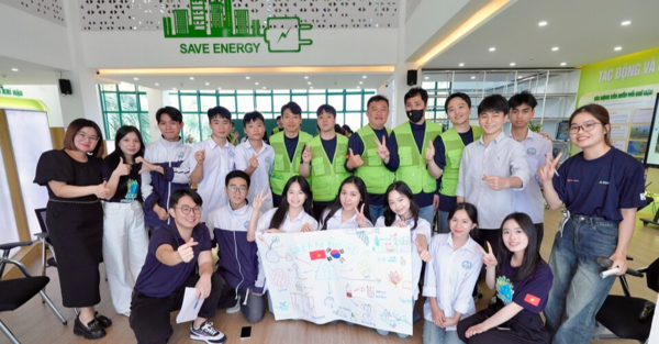 베트남 타인호아성‘기후변화 대응 교육센터’에서 현대엔지니어링 글로벌 봉사단과 학생들이 기념사진을 촬영하고 있다./현대엔지니어링 제공