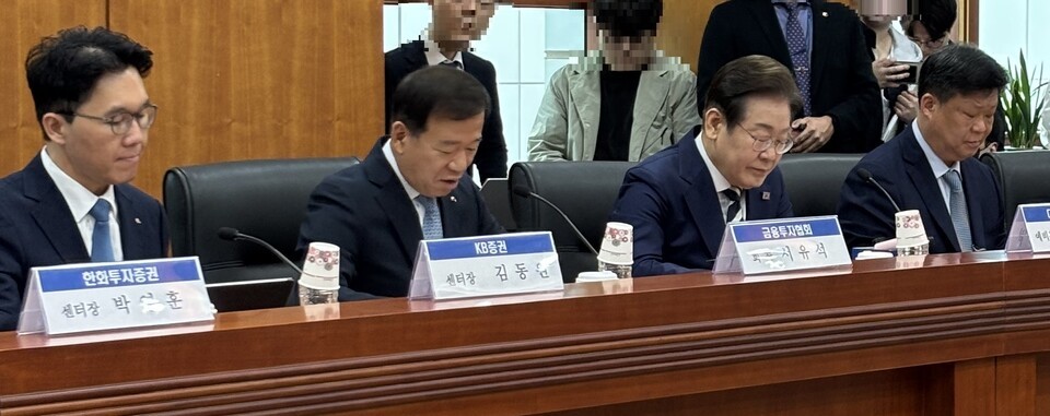 금융투자협회 간담회에 참석한 이재명 더불어민주당 대선 경선 후보(오른쪽 두 번째). /그린포스트코리아