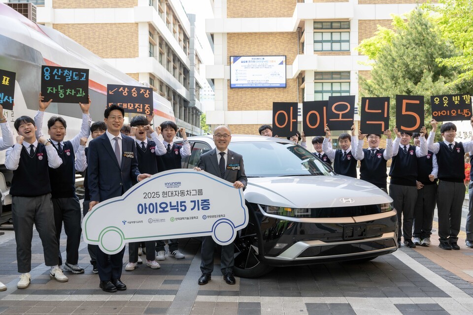 24일 '서울시 특성화고 자동차학과 학생들을 위한 실습용 전기차 전달식'을 개최하고 용산철도고, 한양공고, 서울공고, 인덕과학기술고, 신진과학기술고에 전기차를 기증한 현대자동차그룹. /현대자동차그룹 제공
