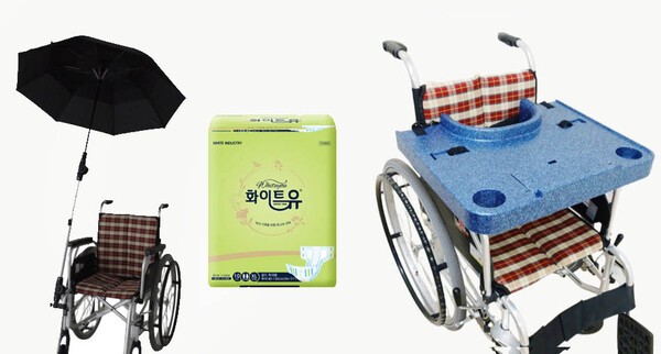 우산 달린 휠체어 등 마마품의 제품들.