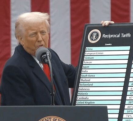 도널드 트럼프 미국 대통령은 2일(현지시간) 백악관 로즈가든에서 한국에서 생산돼 미국으로 수입되는 모든 제품에 25%의 상호관세를 부과한다고 공식 발표했다. /사진=ABC방송화면 캡처