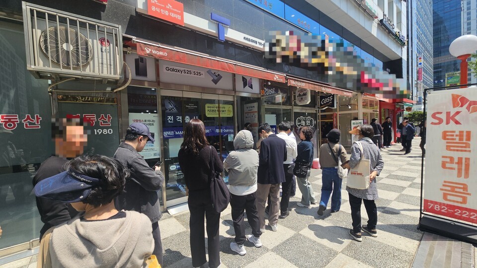 유심 교체를 위해 T월드 대리점에서 대기 중인 고객들의 모습. /사진=임호동 기자