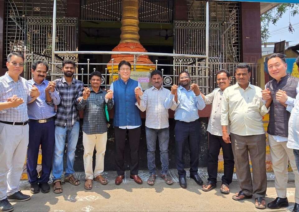인도 안드라프라데시(AP)주 비사카파트남에서 고윤주 LG화학 전무(가운데)와 LG폴리머스 인근 마을 대표들이 기념촬영을 하고 있다./LG화학 제공