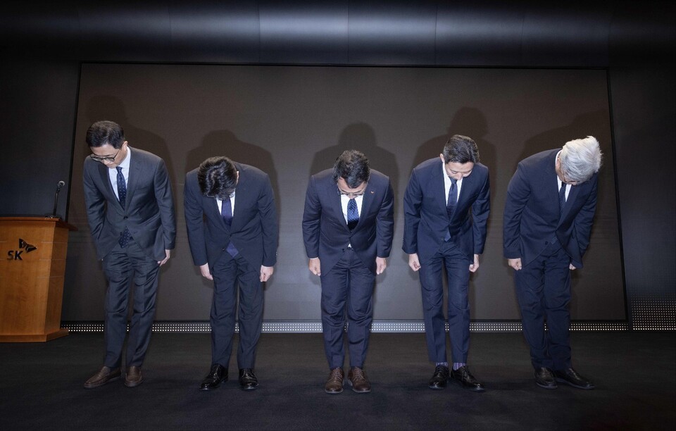 지난 25일 유심 정보 유출 사고에 대해 사과하고 있는 SK텔레콤 경영진들의 모습.  /SK텔레콤 제공