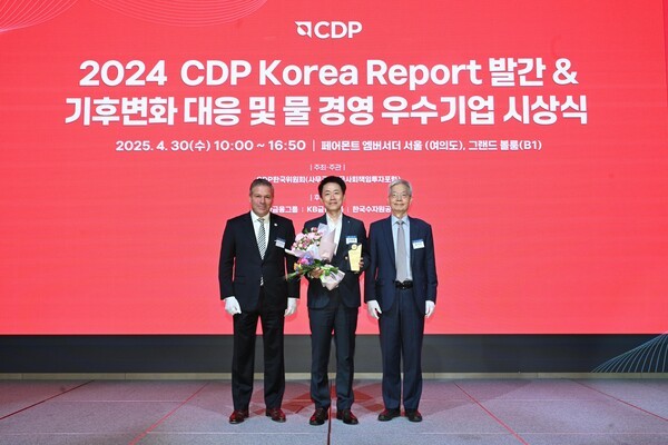 IBK기업은행이 30일 '2024 CDP 코리아 어워즈' 금융 부문 ‘탄소경영 섹터 아너스(Sector Honors)’를 수상했다. 김태형(가운데) IBK기업은행 경영전략그룹 부행장과 CDP 관계자들이 기념 촬영을 하고 있다./IBK기업은행