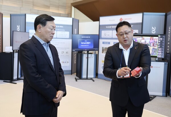 롯데는 2025년 상반기 VCM에 앞서 그룹 내 AI 혁신사례를 소개하는 AI 과제 쇼케이스를선보였다. (왼쪽)신동빈 롯데 회장. 사진=롯데지주