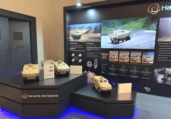 지난달 28일(현지시각) 칠레 산티아고에서 KOTRA와 주칠레 대한민국 대사관 주관으로 개최된 'Korea Defense Day 2025'에 행사에 마련된 한화 방산 3사 부스 전경. /사진=한화에어로스페이스
